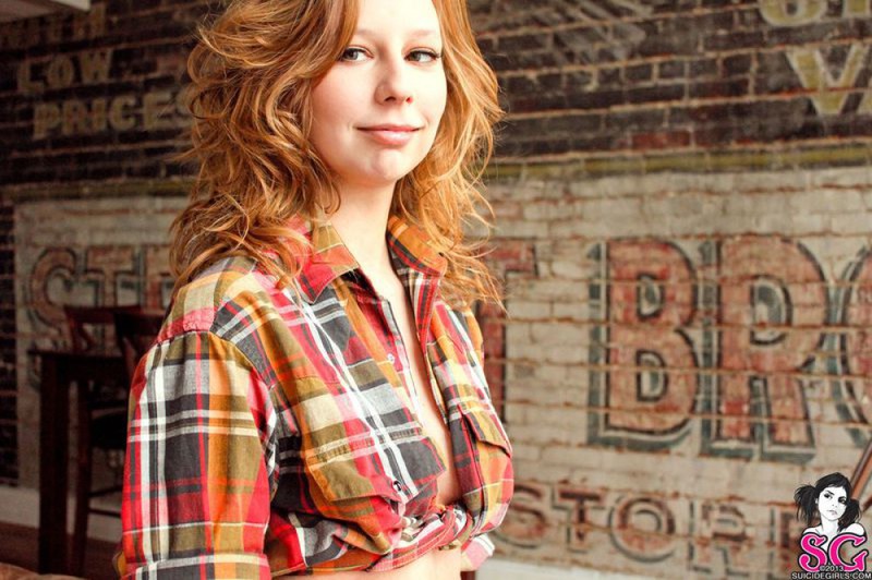 Фермерская девушка раздевается на кожаном диване 35 фото Фермерская девушка раздевается на кожаном диване 35 фото