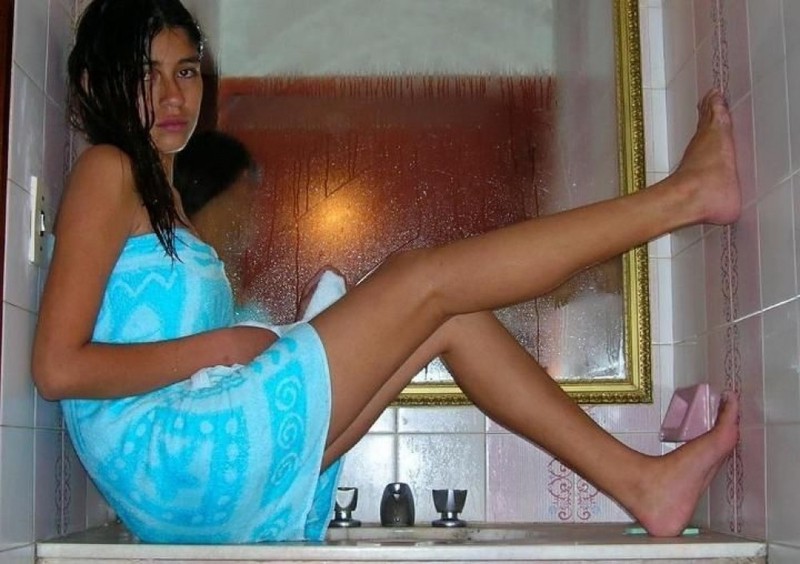 Брюнетка после душа обсыхает, расхаживая по квартире 2 фото Брюнетка после душа обсыхает, расхаживая по квартире 2 фото