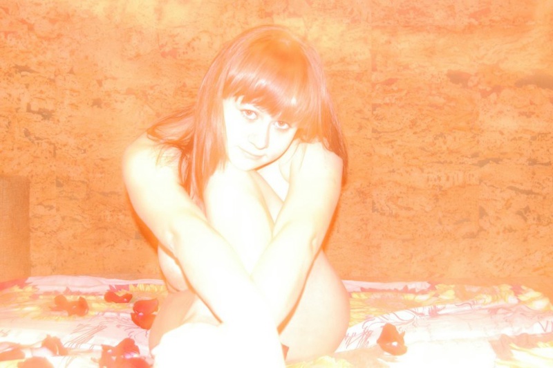 Милашка с большими сиськами обнажилась в лепестках роз 14 фото Милашка с большими сиськами обнажилась в лепестках роз 14 фото