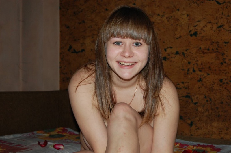 Милашка с большими сиськами обнажилась в лепестках роз 17 фото Милашка с большими сиськами обнажилась в лепестках роз 17 фото