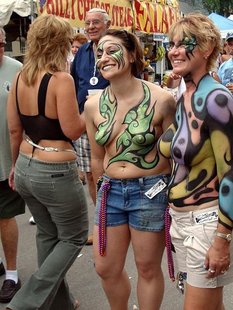 Публичные откровенные развлечения на городских улицах