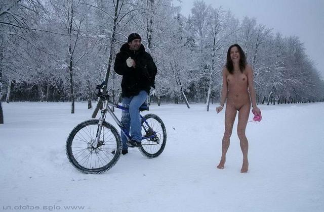 Раздалась на морозе перед прохожими 16 фото Раздалась на морозе перед прохожими 16 фото