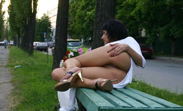 Девушки без трусиков под юбкой показывают киски 3 фото Девушки без трусиков под юбкой показывают киски 3 фото