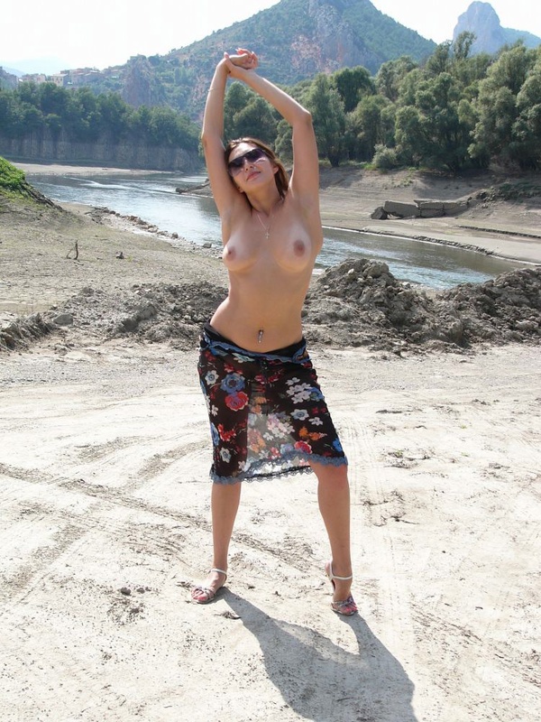 Поднимает юбочку на природе 5 фото Поднимает юбочку на природе 5 фото