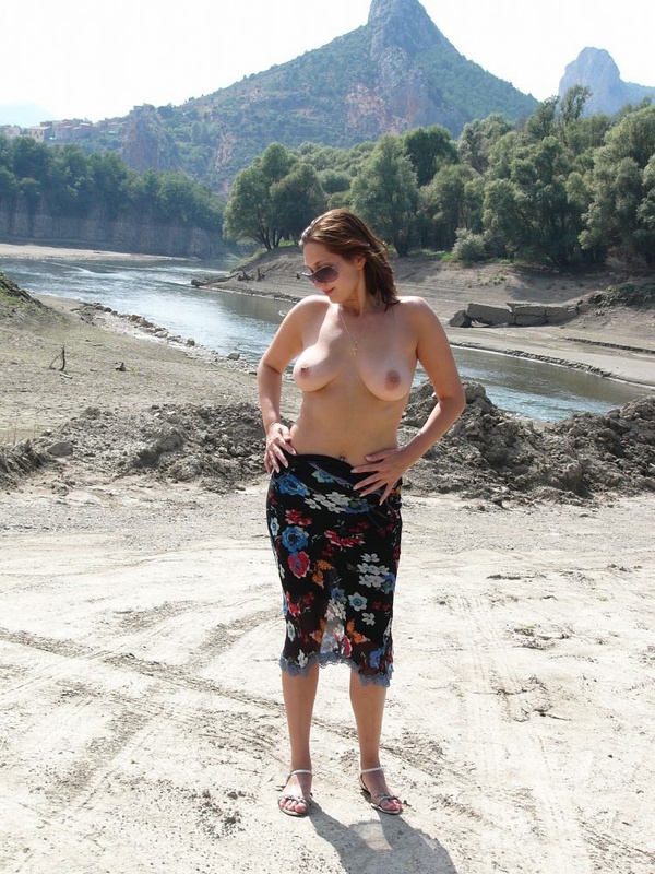 Поднимает юбочку на природе 3 фото Поднимает юбочку на природе 3 фото