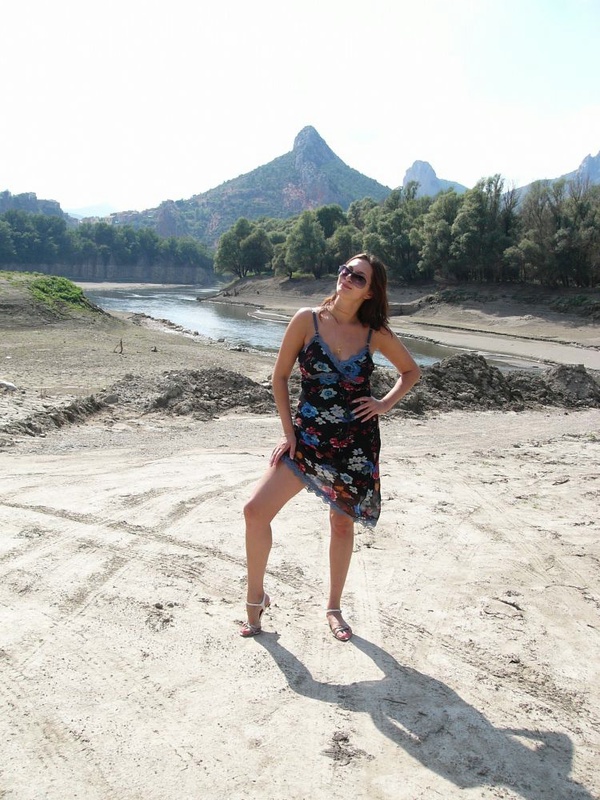 Поднимает юбочку на природе 7 фото Поднимает юбочку на природе 7 фото