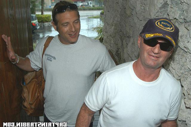 Грудастая брюнетка обслужила двух друзей в рот и анал на диване 2 фото Грудастая брюнетка обслужила двух друзей в рот и анал на диване 2 фото