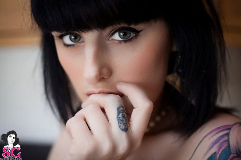 Татуированная молодая неформалка в чулках позирует голая на кухне 26 фото Татуированная молодая неформалка в чулках позирует голая на кухне 26 фото