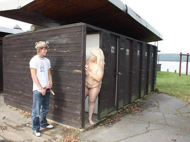 Большегрудая старушка трахается с молодым парнем в деревне 3 фото Большегрудая старушка трахается с молодым парнем в деревне 3 фото