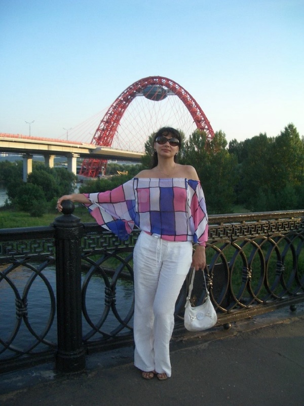 Голая брюнетка в очках позирует при людях в реке 1 фото Голая брюнетка в очках позирует при людях в реке 1 фото