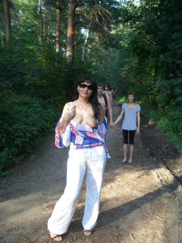 Голая брюнетка в очках позирует при людях в реке 5 фото Голая брюнетка в очках позирует при людях в реке 5 фото