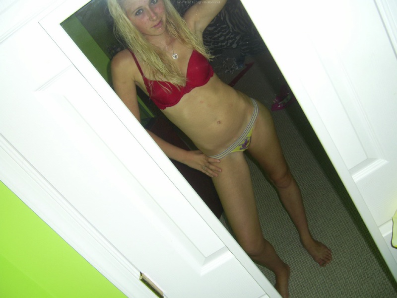 Фигуристая деваха позирует перед зеркалом 11 фото Фигуристая деваха позирует перед зеркалом 11 фото