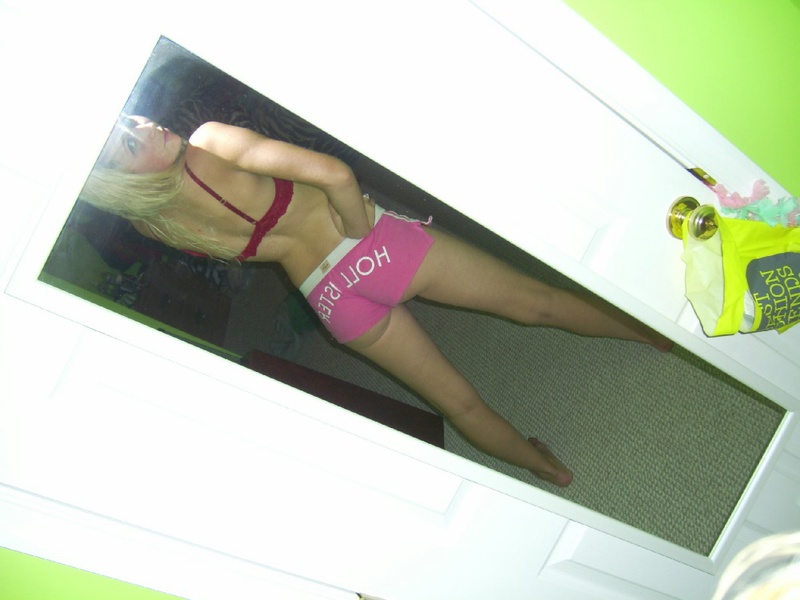 Фигуристая деваха позирует перед зеркалом 13 фото Фигуристая деваха позирует перед зеркалом 13 фото