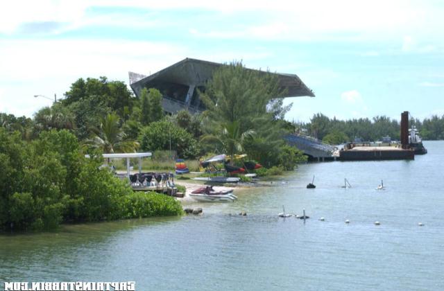 Беззубый капитан спас телку и отодрал её рот и анал на корабле 1 фото Беззубый капитан спас телку и отодрал её рот и анал на корабле 1 фото