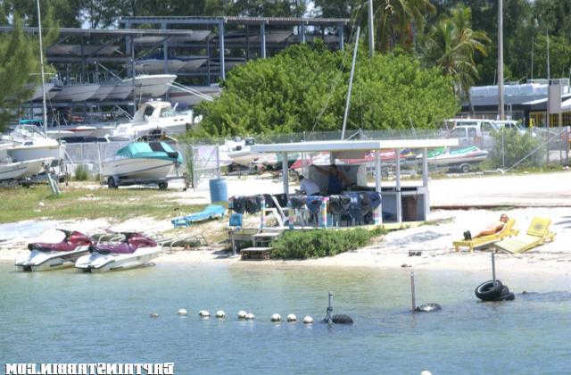 Беззубый капитан спас телку и отодрал её рот и анал на корабле 2 фото Беззубый капитан спас телку и отодрал её рот и анал на корабле 2 фото