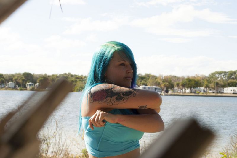 Неформалка с синими волосами разделась у деревьев на пляже 4 фото Неформалка с синими волосами разделась у деревьев на пляже 4 фото