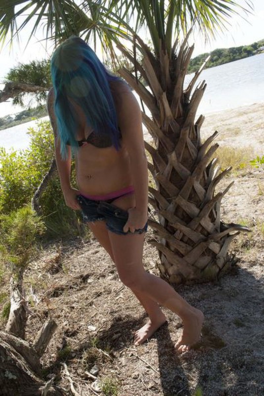 Неформалка с синими волосами разделась у деревьев на пляже 16 фото Неформалка с синими волосами разделась у деревьев на пляже 16 фото