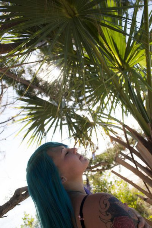 Неформалка с синими волосами разделась у деревьев на пляже 19 фото Неформалка с синими волосами разделась у деревьев на пляже 19 фото