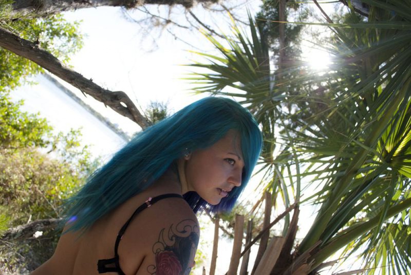 Неформалка с синими волосами разделась у деревьев на пляже 9 фото Неформалка с синими волосами разделась у деревьев на пляже 9 фото