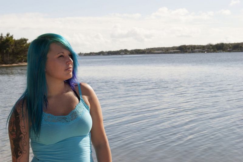 Неформалка с синими волосами разделась у деревьев на пляже 7 фото Неформалка с синими волосами разделась у деревьев на пляже 7 фото