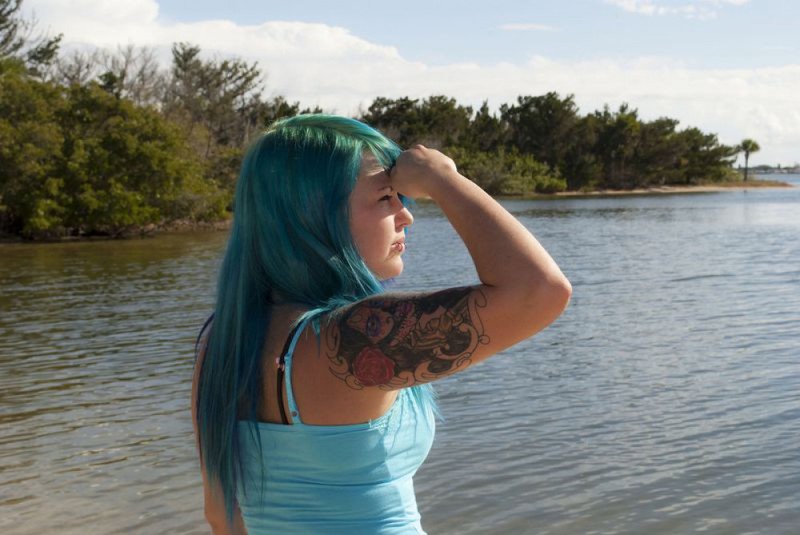 Неформалка с синими волосами разделась у деревьев на пляже 17 фото Неформалка с синими волосами разделась у деревьев на пляже 17 фото