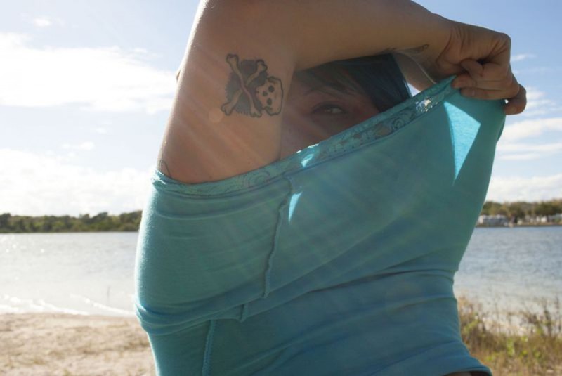 Неформалка с синими волосами разделась у деревьев на пляже 33 фото Неформалка с синими волосами разделась у деревьев на пляже 33 фото