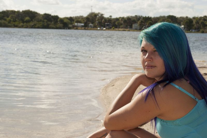 Неформалка с синими волосами разделась у деревьев на пляже 36 фото Неформалка с синими волосами разделась у деревьев на пляже 36 фото