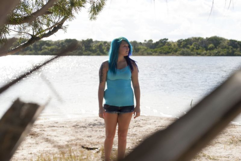 Неформалка с синими волосами разделась у деревьев на пляже 27 фото Неформалка с синими волосами разделась у деревьев на пляже 27 фото