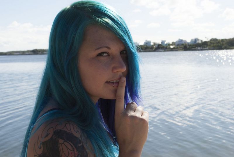 Неформалка с синими волосами разделась у деревьев на пляже 40 фото Неформалка с синими волосами разделась у деревьев на пляже 40 фото