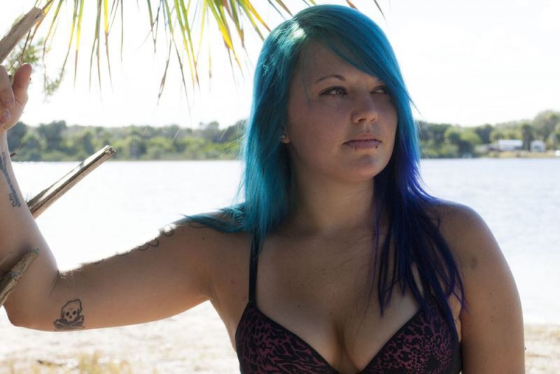 Неформалка с синими волосами разделась у деревьев на пляже 25 фото Неформалка с синими волосами разделась у деревьев на пляже 25 фото