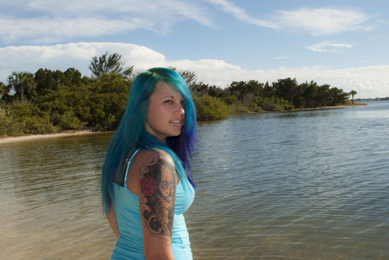 Неформалка с синими волосами разделась у деревьев на пляже 35 фото Неформалка с синими волосами разделась у деревьев на пляже 35 фото