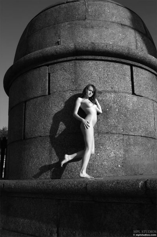 Стрит‑арт художница позирует в неглиже у памятника в Питере 6 фото Стрит‑арт художница позирует в неглиже у памятника в Питере 6 фото