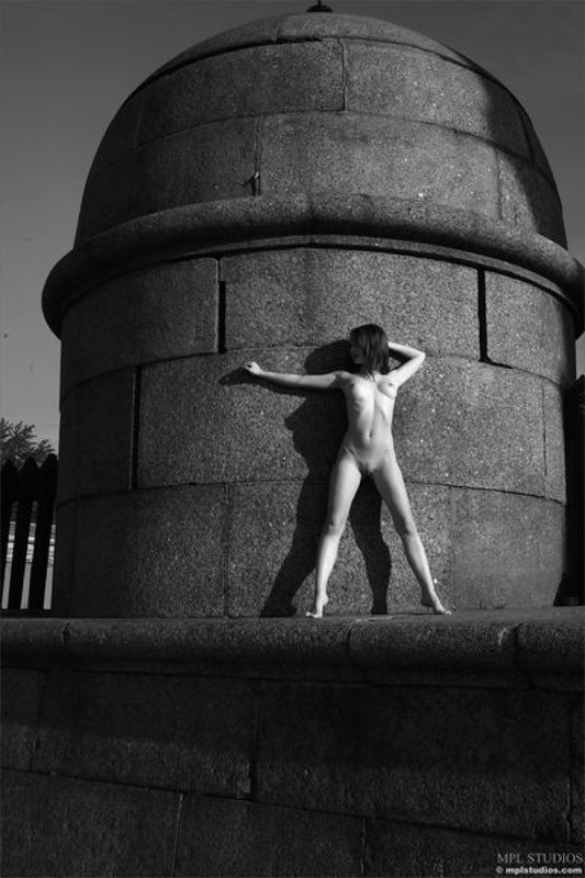 Стрит‑арт художница позирует в неглиже у памятника в Питере 20 фото Стрит‑арт художница позирует в неглиже у памятника в Питере 20 фото