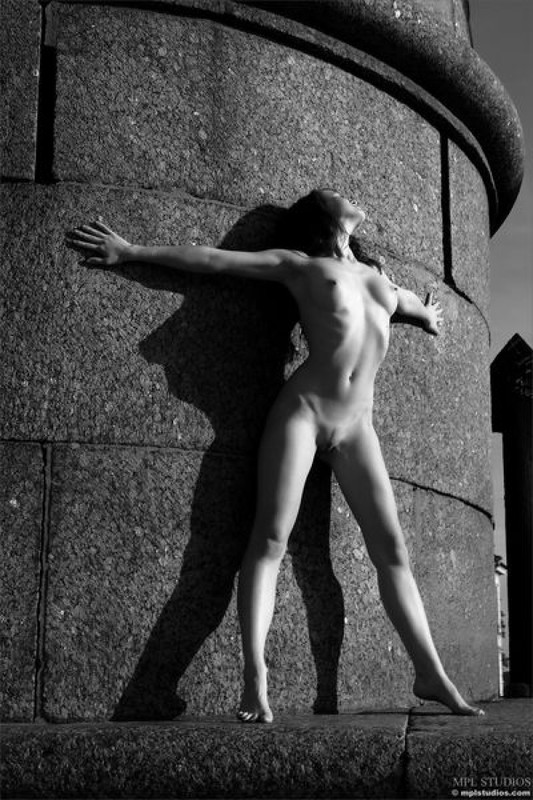 Стрит‑арт художница позирует в неглиже у памятника в Питере 21 фото Стрит‑арт художница позирует в неглиже у памятника в Питере 21 фото