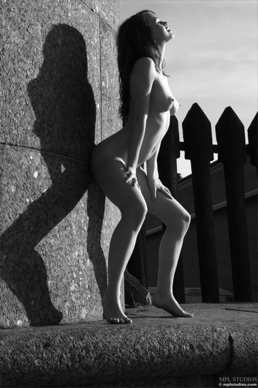 Стрит‑арт художница позирует в неглиже у памятника в Питере 8 фото Стрит‑арт художница позирует в неглиже у памятника в Питере 8 фото