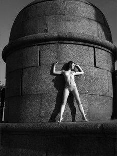 Стрит‑арт художница позирует в неглиже у памятника в Питере