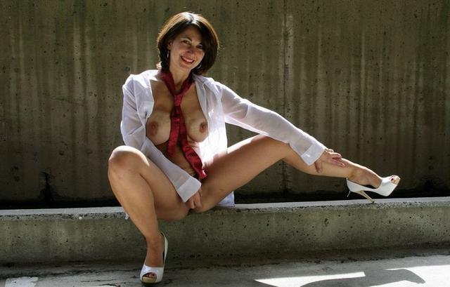 Развратные мамочки обнажают свои дыньки и киски 10 фото Развратные мамочки обнажают свои дыньки и киски 10 фото