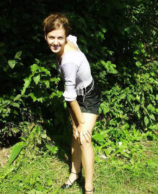 30летняя разведенка с фиолетовой помадой разделась на природе 1 фото 30летняя разведенка с фиолетовой помадой разделась на природе 1 фото