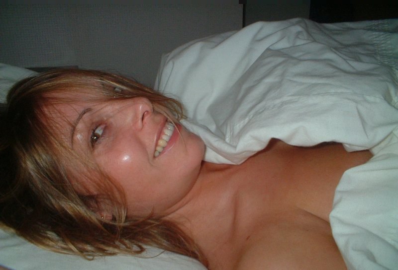 Шатенка лижет залупу в постели и сосет до камшота в рот 1 фото Шатенка лижет залупу в постели и сосет до камшота в рот 1 фото