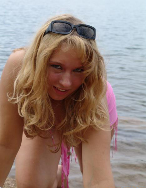 Светловолосая мамка демонстрирует своё тело на озере 16 фото Светловолосая мамка демонстрирует своё тело на озере 16 фото