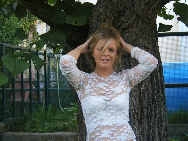 Пылкая чика гуляет по прогулочной зоне и сосет писюн 6 фото Пылкая чика гуляет по прогулочной зоне и сосет писюн 6 фото