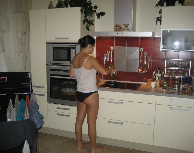 Голая брюнетка, прикрывая грудь рукой, лежит на большой кровати 1 фото Голая брюнетка, прикрывая грудь рукой, лежит на большой кровати 1 фото