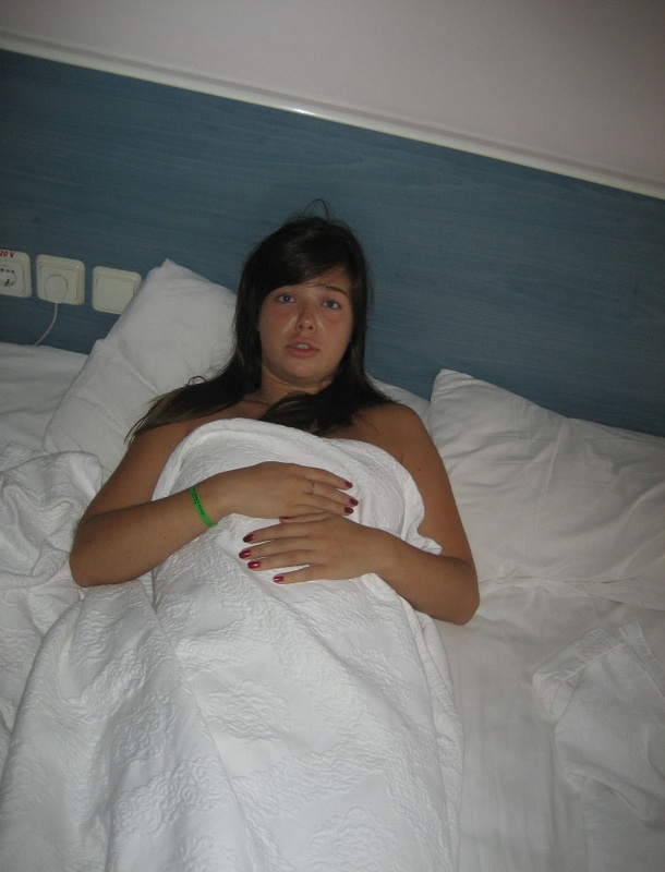 Голая брюнетка, прикрывая грудь рукой, лежит на большой кровати 20 фото Голая брюнетка, прикрывая грудь рукой, лежит на большой кровати 20 фото