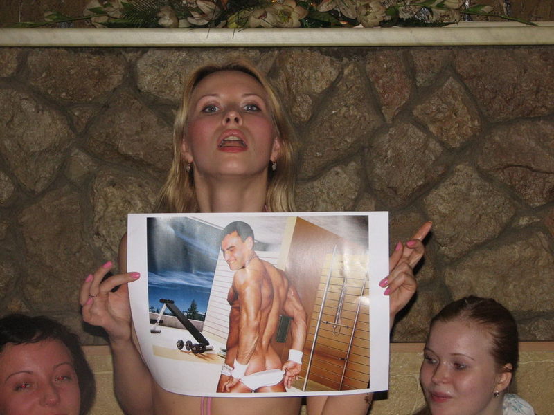 Стриптизер балует собой обаятельных девушек 1 фото Стриптизер балует собой обаятельных девушек 1 фото