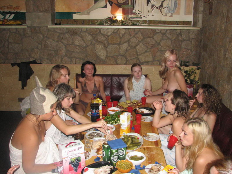 Стриптизер балует собой обаятельных девушек 2 фото Стриптизер балует собой обаятельных девушек 2 фото