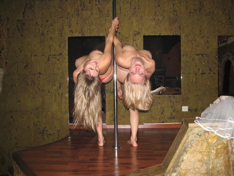 Стриптизер балует собой обаятельных девушек 7 фото Стриптизер балует собой обаятельных девушек 7 фото