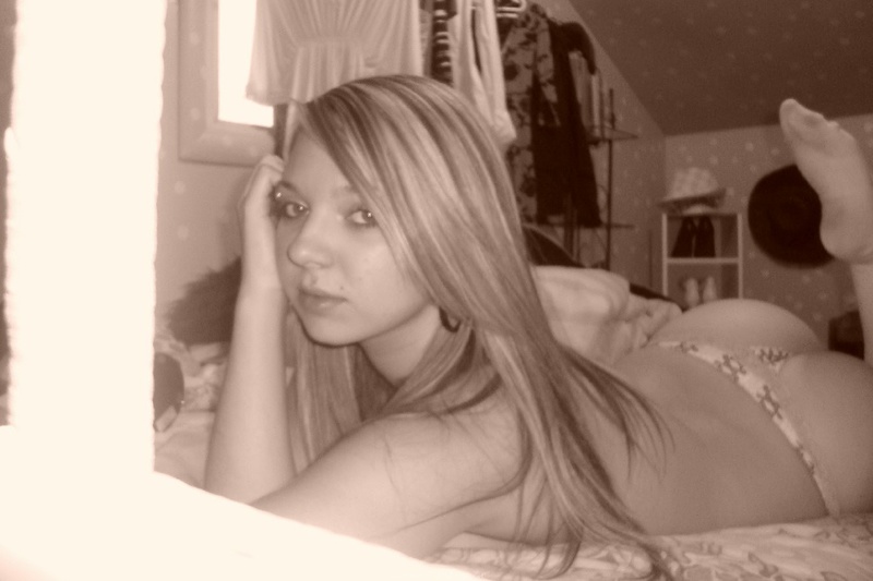 Пошлые снимки 20летней студентки в своей комнате 3 фото Пошлые снимки 20летней студентки в своей комнате 3 фото