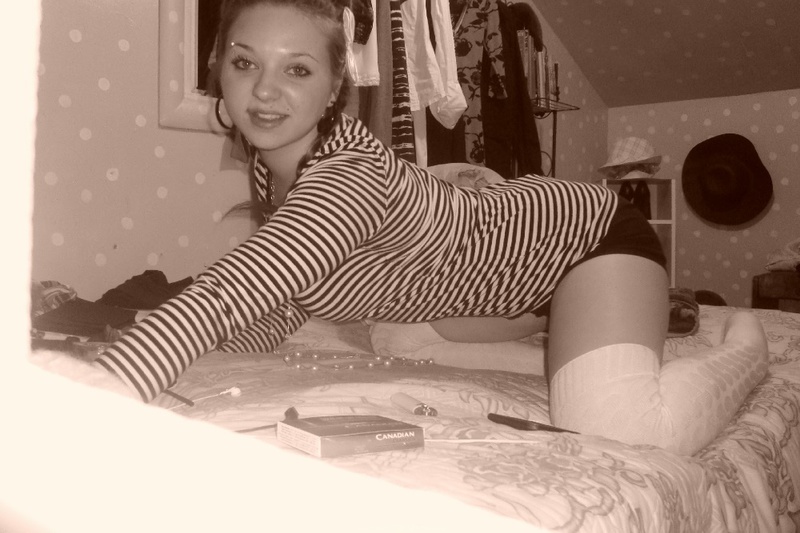 Пошлые снимки 20летней студентки в своей комнате 4 фото Пошлые снимки 20летней студентки в своей комнате 4 фото