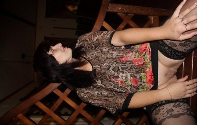 Зрелая брюнетка мастурбирует и не только 6 фото Зрелая брюнетка мастурбирует и не только 6 фото