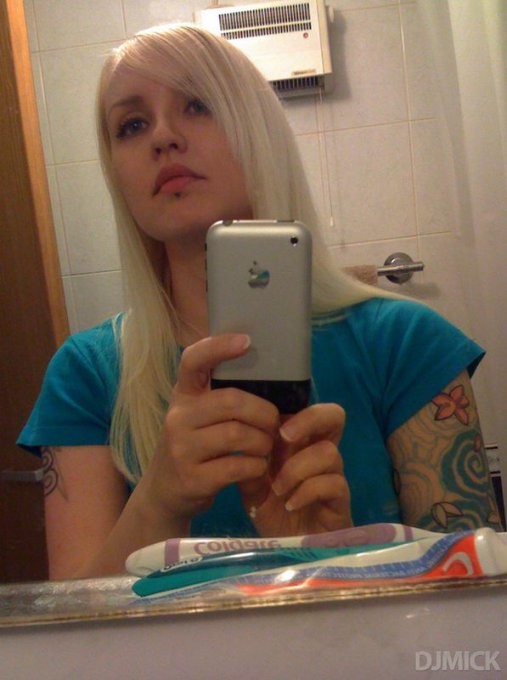 Домашнее селфи смазливых милашек в разных ракурсах 12 фото Домашнее селфи смазливых милашек в разных ракурсах 12 фото